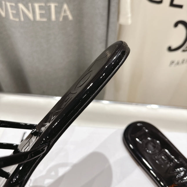 LOEWE 26S PETAL ANAGRAM SLIDE IN BLACK PATENT CALFSKIN