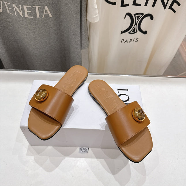 LOEWE 26S PEBBLE SLIDE IN CAMEL BROWN CALFSKIN GOLD HARDWARE