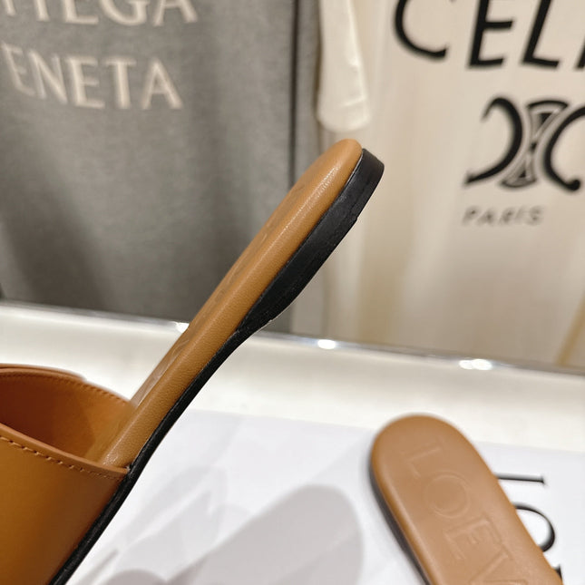 LOEWE 26S PEBBLE SLIDE IN CAMEL BROWN CALFSKIN GOLD HARDWARE