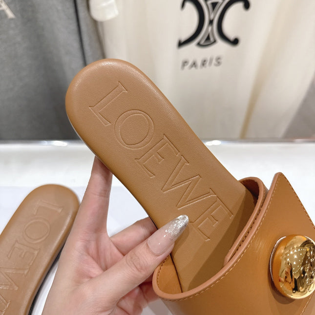 LOEWE 26S PEBBLE SLIDE IN CAMEL BROWN CALFSKIN GOLD HARDWARE