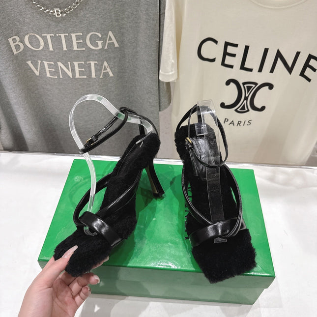 BOTTEGA VENETA 26S HIGH-HEEL SANDALS IN BLACK LAMBSKIN AND SHEARLING
