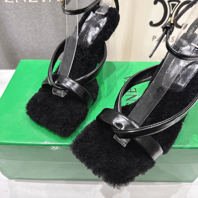 BOTTEGA VENETA 26S HIGH-HEEL SANDALS IN BLACK LAMBSKIN AND SHEARLING