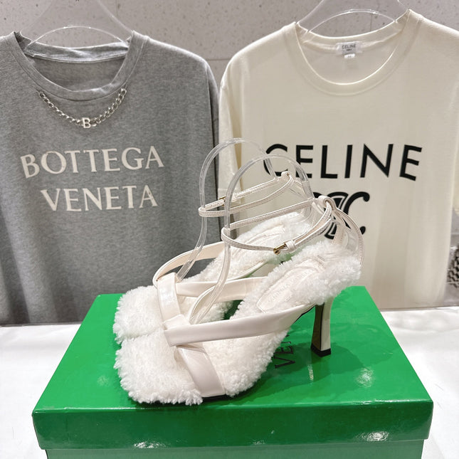 BOTTEGA VENETA 26S HIGH-HEEL SANDALS IN OFF WHITE LAMBSKIN AND SHEARLING
