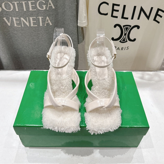 BOTTEGA VENETA 26S HIGH-HEEL SANDALS IN OFF WHITE LAMBSKIN AND SHEARLING