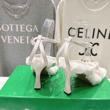 BOTTEGA VENETA 26S HIGH-HEEL SANDALS IN OFF WHITE LAMBSKIN AND SHEARLING