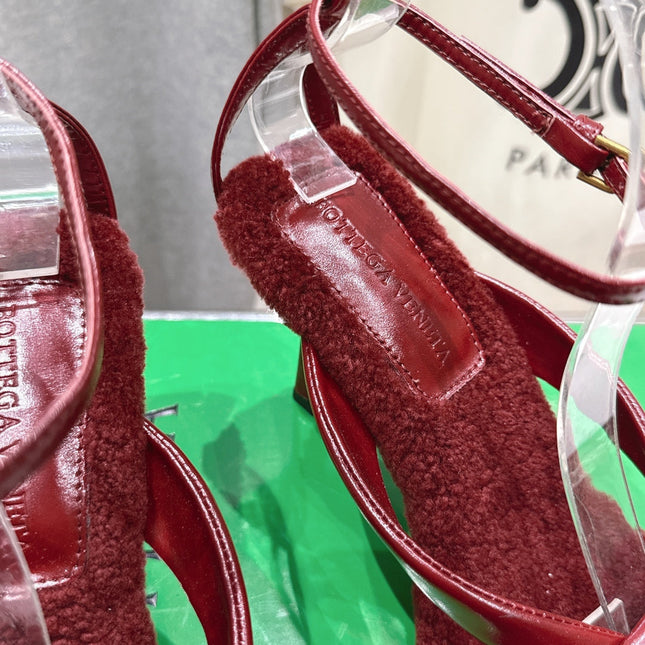 BOTTEGA VENETA 26S HIGH-HEEL SANDALS IN RED LAMBSKIN AND SHEARLING