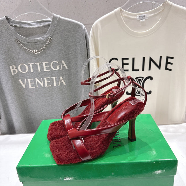 BOTTEGA VENETA 26S HIGH-HEEL SANDALS IN RED LAMBSKIN AND SHEARLING