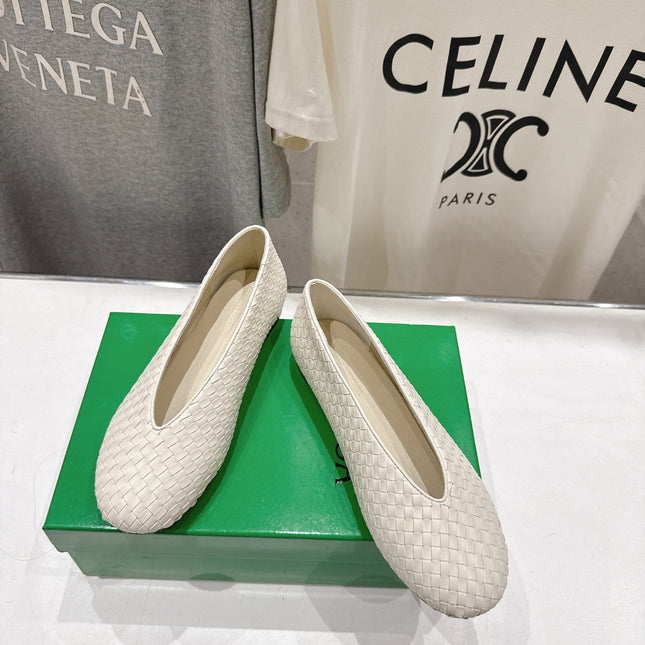 BOTTEGA VENETA 26S BALLET FLATS IN OFF-WHITE WOVEN LAMBSKIN