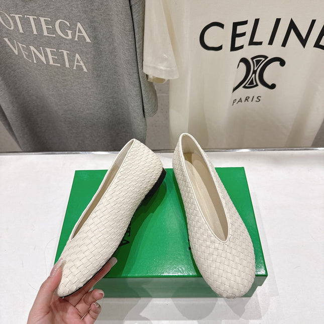 BOTTEGA VENETA 26S BALLET FLATS IN OFF-WHITE WOVEN LAMBSKIN