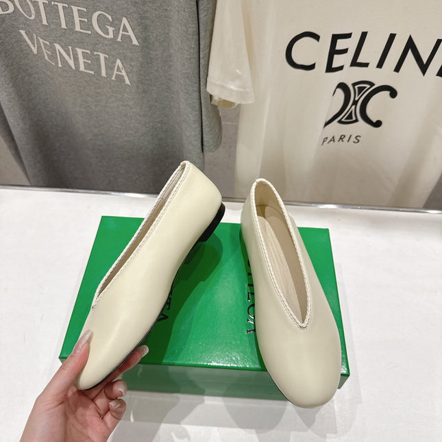BOTTEGA VENETA 26S BALLET FLATS IN OFF-WHITE LAMBSKIN