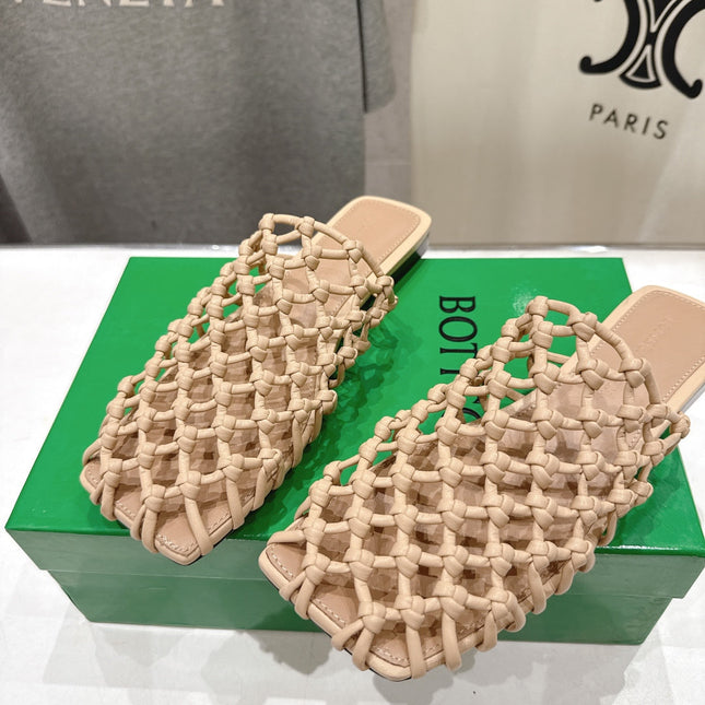 BOTTEGA VENETA 26S WOVEN MULES IN BEIGE LAMBSKIN