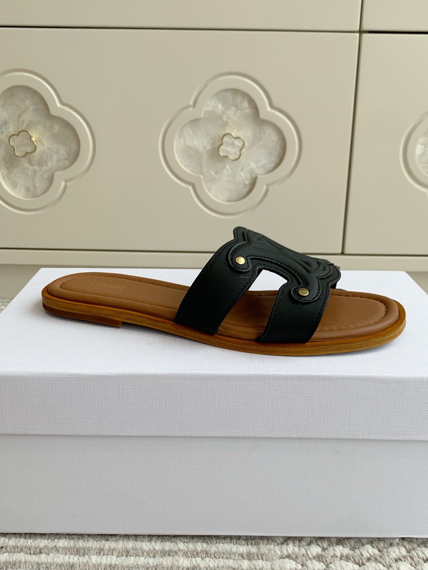 CELINE 26S TRIOMPHE SLIDE SANDALS IN BLACK CALFSKIN WITH TAN BROWN FOOTBED