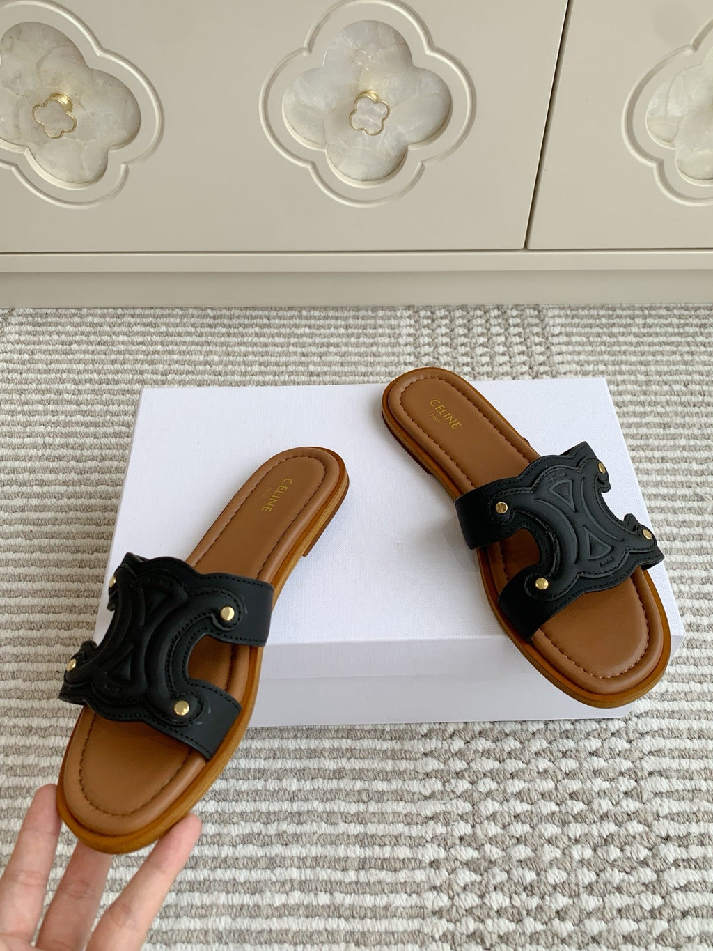 CELINE 26S TRIOMPHE SLIDE SANDALS IN BLACK CALFSKIN WITH TAN BROWN FOOTBED