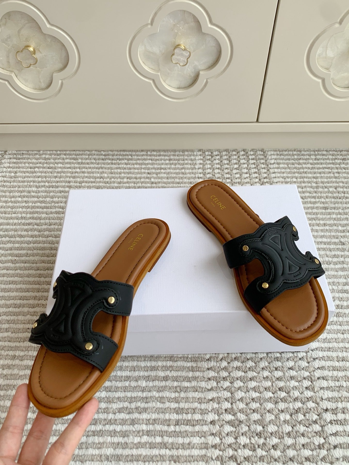 CELINE 26S TRIOMPHE SLIDE SANDALS IN BLACK CALFSKIN WITH TAN BROWN FOOTBED