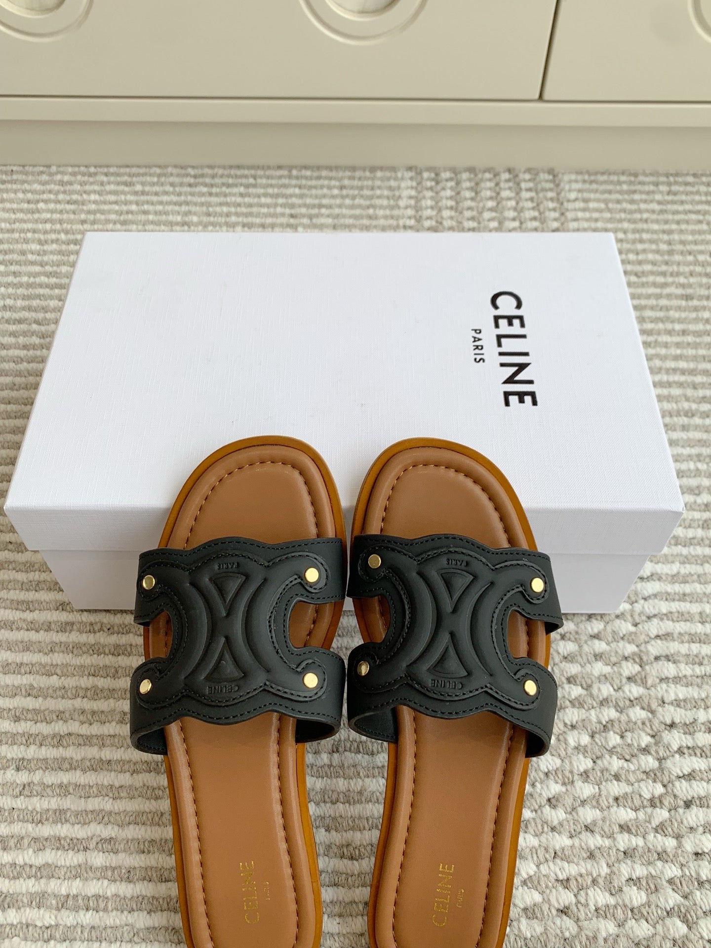 CELINE 26S TRIOMPHE SLIDE SANDALS IN BLACK CALFSKIN WITH TAN BROWN FOOTBED