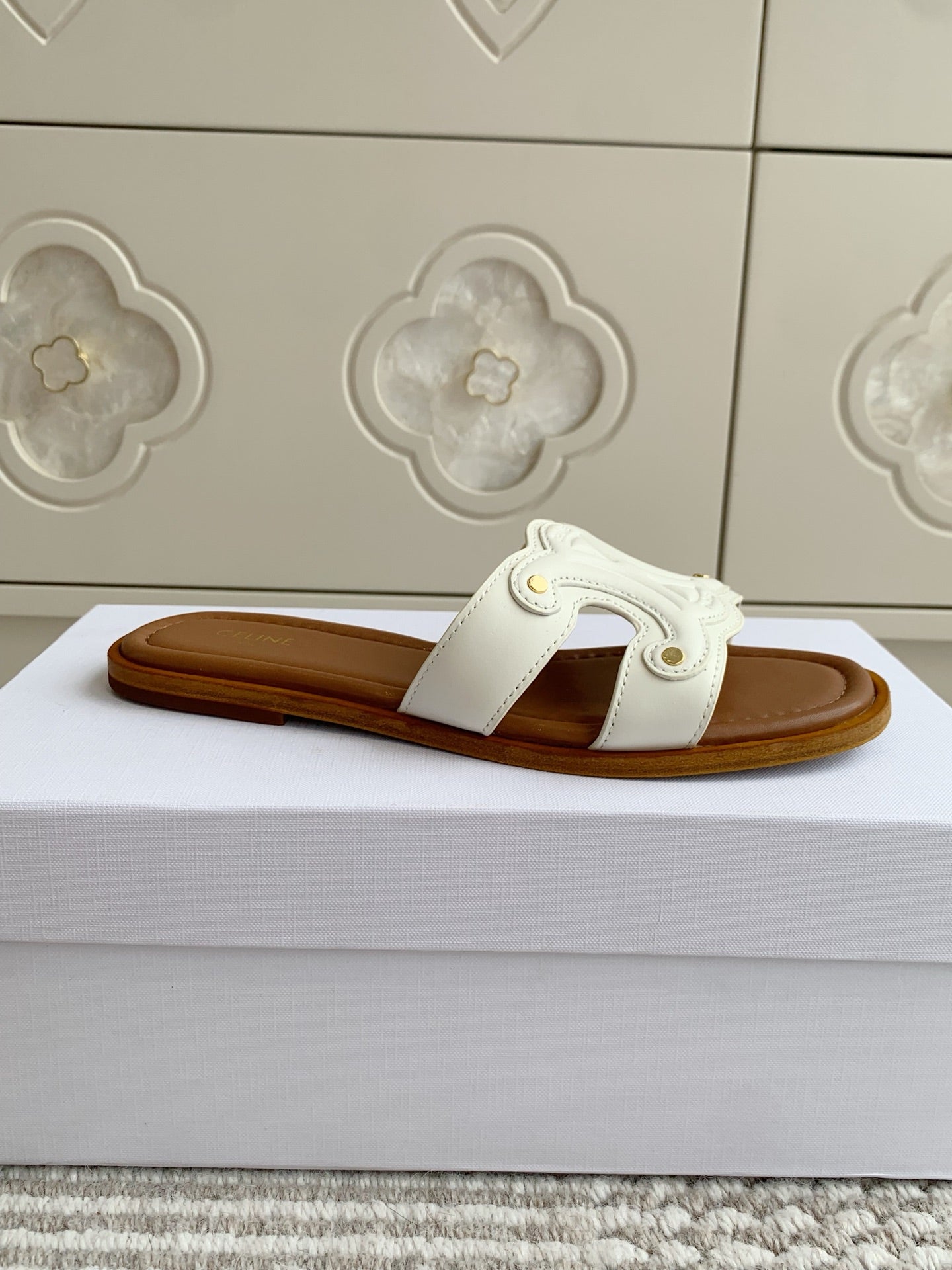 CELINE 26S TRIOMPHE SLIDE SANDALS IN IVORY WHITE CALFSKIN WITH TAN BROWN FOOTBED