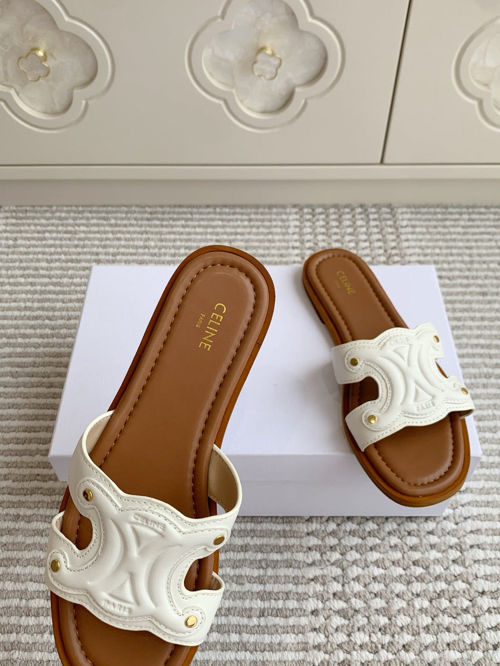 CELINE 26S TRIOMPHE SLIDE SANDALS IN IVORY WHITE CALFSKIN WITH TAN BROWN FOOTBED