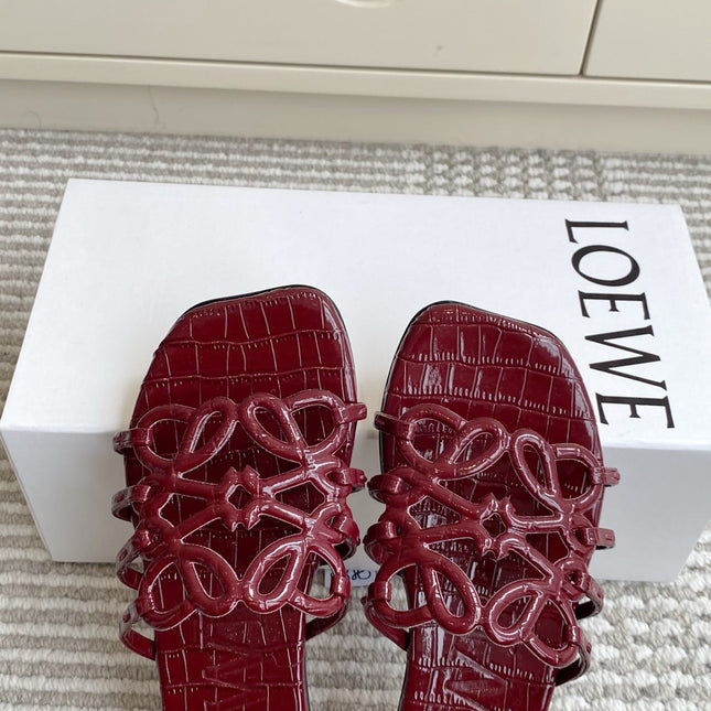 LOEWE 26S SLIDE SANDALS IN BURGUNDY RED CROC-EMBOSSED PATENT CALFSKIN