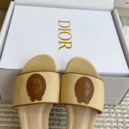 DIOR 26S D-BADGE FLAT SLIDE SANDALS IN BEIGE RAFFIA AND BROWN CALFSKIN