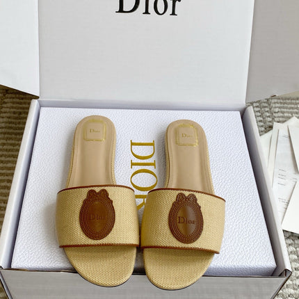 DIOR 26S D-BADGE FLAT SLIDE SANDALS IN BEIGE RAFFIA AND BROWN CALFSKIN