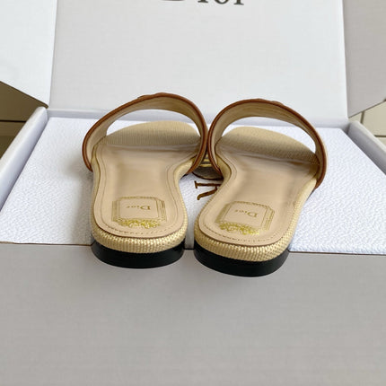 DIOR 26S D-BADGE FLAT SLIDE SANDALS IN BEIGE RAFFIA AND BROWN CALFSKIN