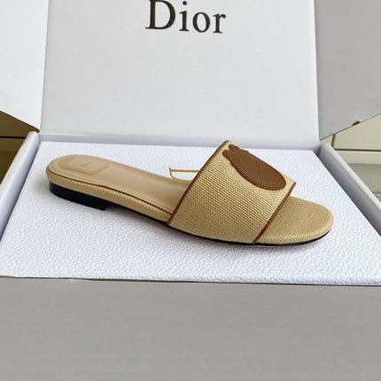 DIOR 26S D-BADGE FLAT SLIDE SANDALS IN BEIGE RAFFIA AND BROWN CALFSKIN