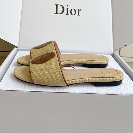 DIOR 26S D-BADGE FLAT SLIDE SANDALS IN BEIGE RAFFIA AND BROWN CALFSKIN