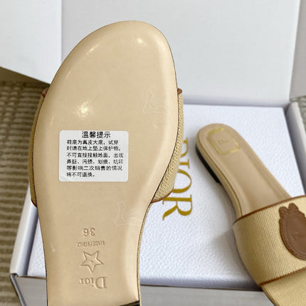 DIOR 26S D-BADGE FLAT SLIDE SANDALS IN BEIGE RAFFIA AND BROWN CALFSKIN