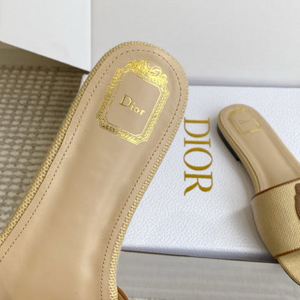 DIOR 26S D-BADGE FLAT SLIDE SANDALS IN BEIGE RAFFIA AND BROWN CALFSKIN