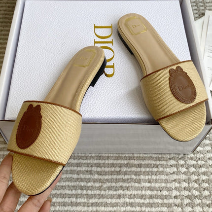 DIOR 26S D-BADGE FLAT SLIDE SANDALS IN BEIGE RAFFIA AND BROWN CALFSKIN