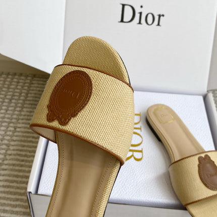 DIOR 26S D-BADGE FLAT SLIDE SANDALS IN BEIGE RAFFIA AND BROWN CALFSKIN