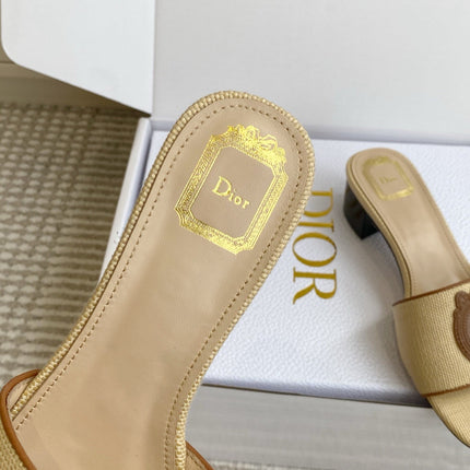 DIOR 26S D-BADGE SLIDE SANDALS IN BEIGE RAFFIA AND BROWN CALFSKIN