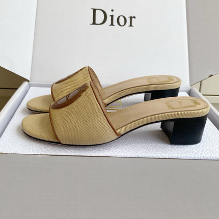 DIOR 26S D-BADGE SLIDE SANDALS IN BEIGE RAFFIA AND BROWN CALFSKIN