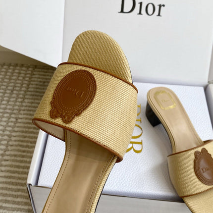 DIOR 26S D-BADGE SLIDE SANDALS IN BEIGE RAFFIA AND BROWN CALFSKIN