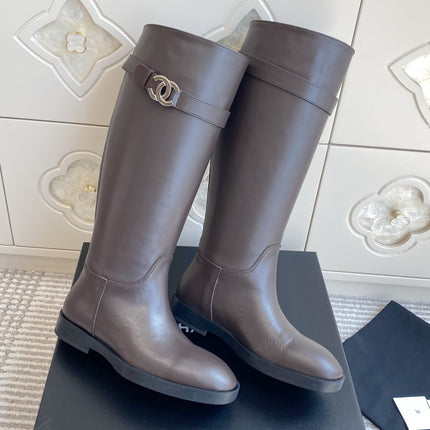 CHANEL 26S KNEE HIGH RIDING BOOTS IN BROWN CALFSKIN GOLD TONE CC LOGO BUCKLE STRAP