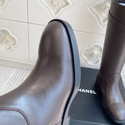 CHANEL 26S KNEE HIGH RIDING BOOTS IN BROWN CALFSKIN GOLD TONE CC LOGO BUCKLE STRAP