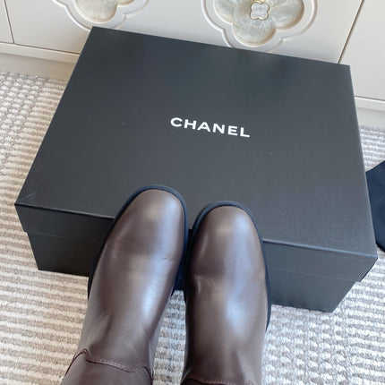 CHANEL 26S KNEE HIGH RIDING BOOTS IN BROWN CALFSKIN GOLD TONE CC LOGO BUCKLE STRAP