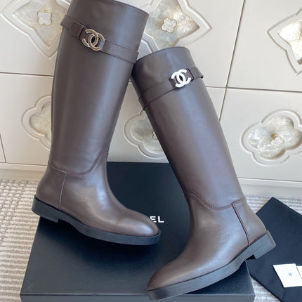 CHANEL 26S KNEE HIGH RIDING BOOTS IN BROWN CALFSKIN GOLD TONE CC LOGO BUCKLE STRAP