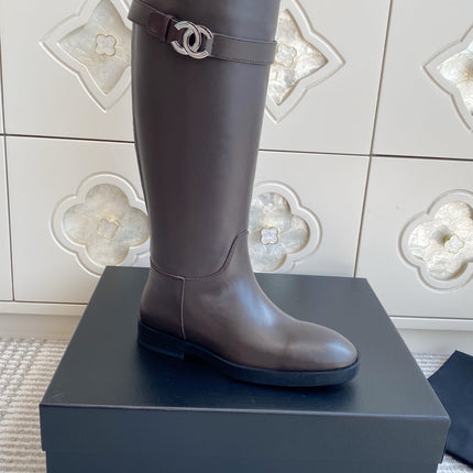 CHANEL 26S KNEE HIGH RIDING BOOTS IN BROWN CALFSKIN GOLD TONE CC LOGO BUCKLE STRAP