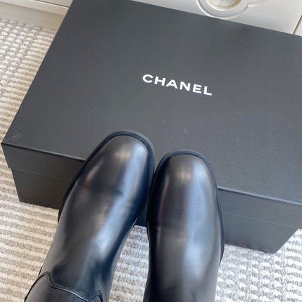 CHANEL 26S KNEE HIGH RIDING BOOTS IN BLACK CALFSKIN GOLD TONE CC LOGO BUCKLE STRAP