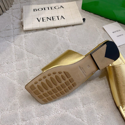 BOTTEGA VENETA 26S FLAT THONG SANDALS IN GOLD LAMBSKIN