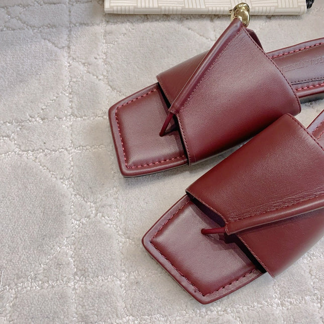 BOTTEGA VENETA 26S FLAT THONG SANDALS IN DARK RED LAMBSKIN