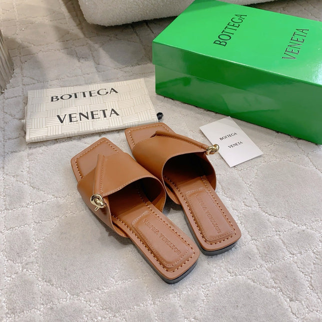 BOTTEGA VENETA 26S FLAT THONG SANDALS IN BROWN LAMBSKIN