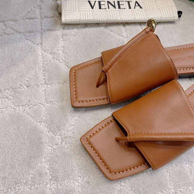 BOTTEGA VENETA 26S FLAT THONG SANDALS IN BROWN LAMBSKIN