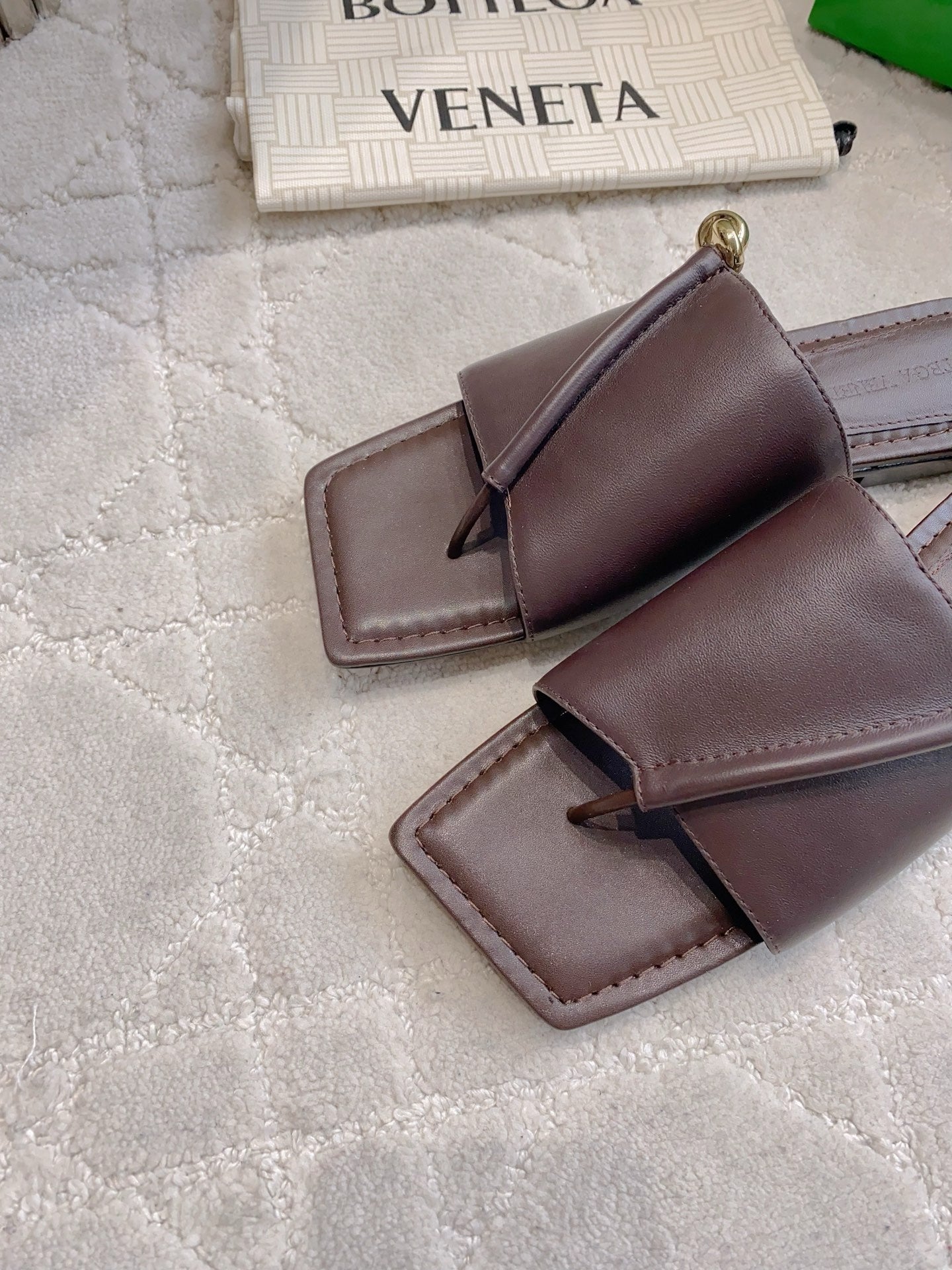 BOTTEGA VENETA 26S FLAT THONG SANDALS IN DARK BROWN LAMBSKIN