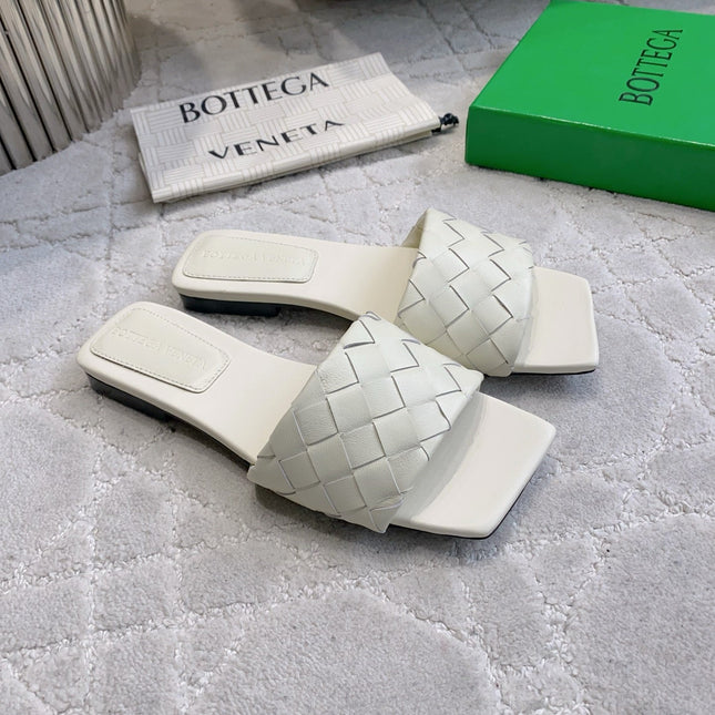 BOTTEGA VENETA 26S SQUARE-TOE SLIDE SANDALS IN CHALK WHITE LAMBSKIN