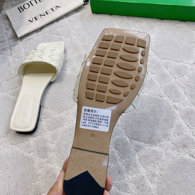 BOTTEGA VENETA 26S SQUARE-TOE SLIDE SANDALS IN CHALK WHITE LAMBSKIN
