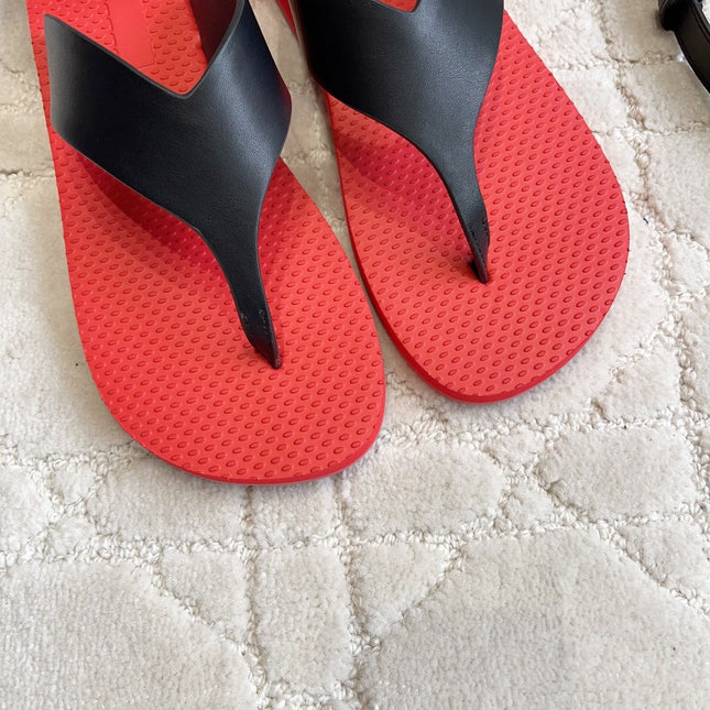 THE ROW 26S THONG SANDALS IN RED RUBBER WITH BLACK STRAPS CALFSKIN