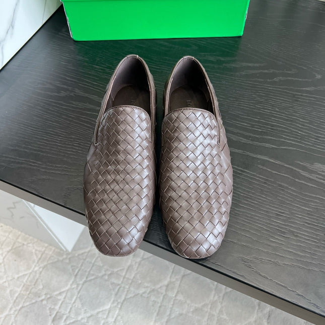 BOTTEGA VENETA 26S FLAT MULES IN DARK BROWN WOVEN LAMBSKIN