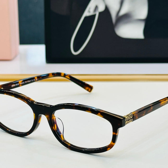 MIU SUNGLASSES IN RECTANGULAR ACETATE 646116
